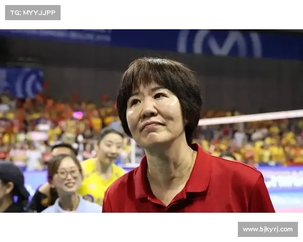 郎平现身阿灵顿训练场引发中国女排与美国赛前猜测与关注 郎平现身阿灵顿训练场引发中国女排与美国赛前猜测与关注